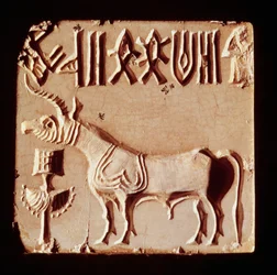 Sigillo che raffigura un animale mitologico e simboli pittografici, da Mohenjo-Daro, Valle dell